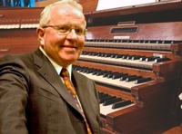 Играет Джеймс Хигдон